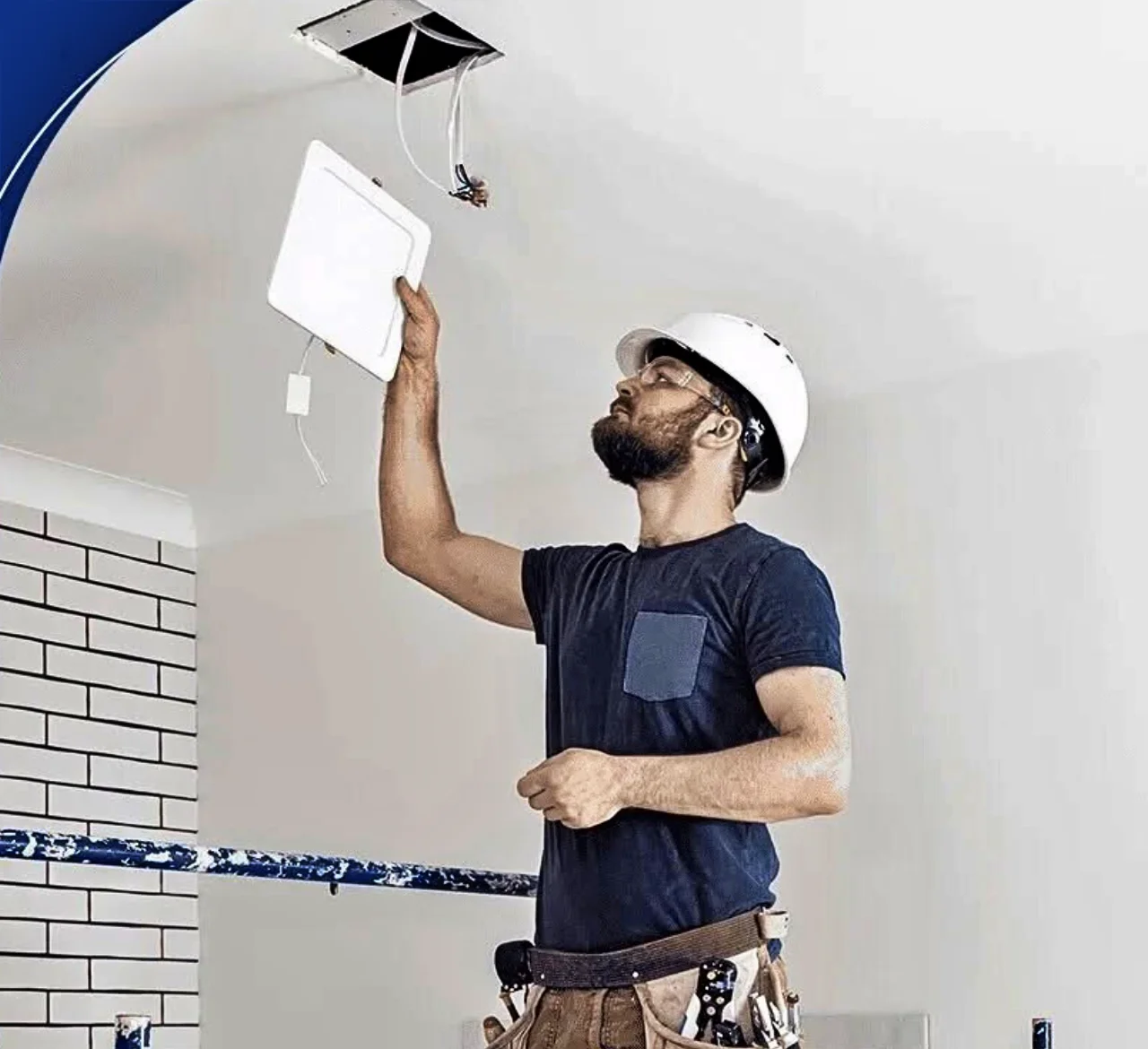 Técnico preparando ponto de espera para ar condicionado