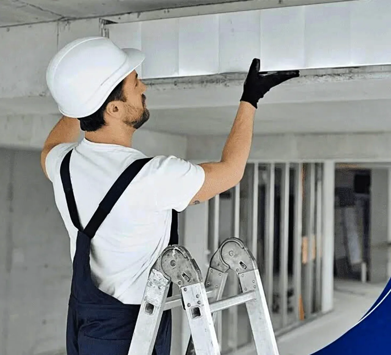 Técnico em escada instalando infraestrutura